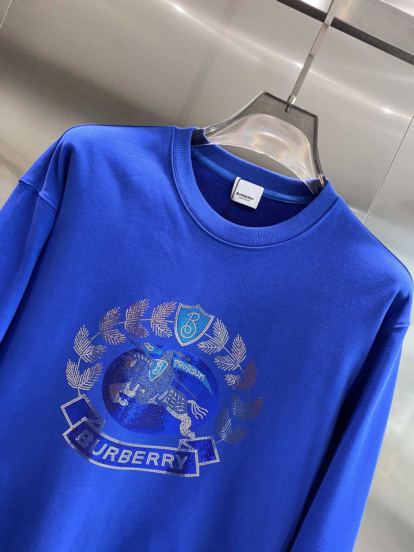 《𝙉𝙚𝙬🤍🖤巴家》

24新款专柜同步休闲卫衣 采用420g高克重精梳食毛毛圈纯棉卫衣面料制成，面料手感