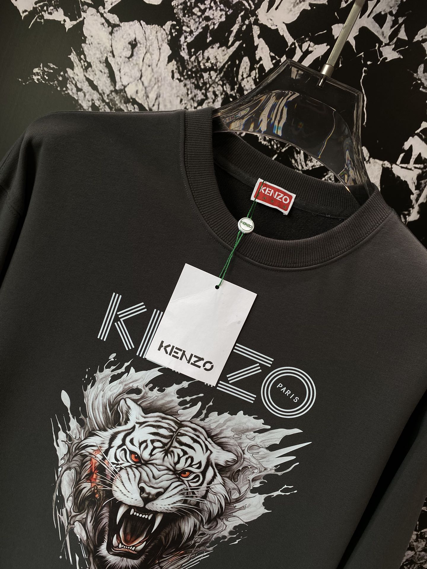《𝙉𝙚𝙬🤍🖤KENZO家》

高端定制 24FW秋冬新款圆领卫衣 精心设计、兼具舒适性和精致感的专属和系