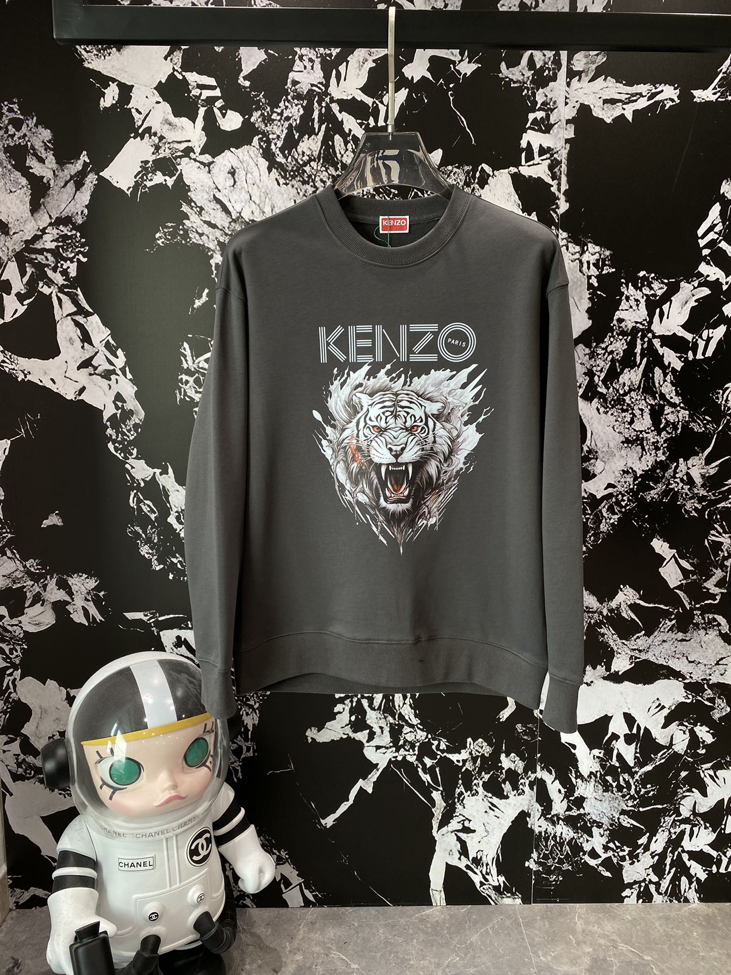 《𝙉𝙚𝙬🤍🖤KENZO家》

高端定制 24FW秋冬新款圆领卫衣 精心设计、兼具舒适性和精致感的专属和系
