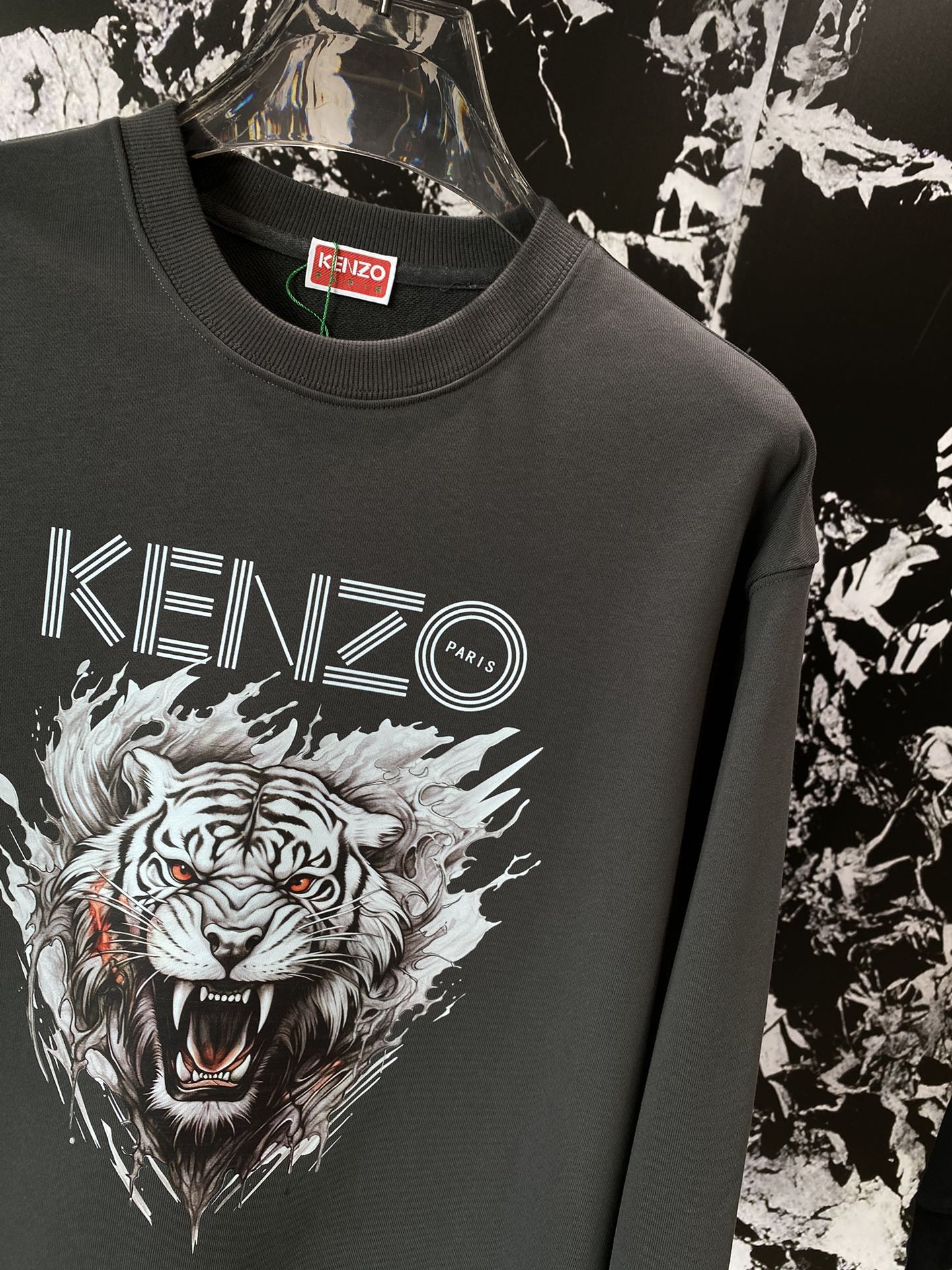 《𝙉𝙚𝙬🤍🖤KENZO家》

高端定制 24FW秋冬新款圆领卫衣 精心设计、兼具舒适性和精致感的专属和系