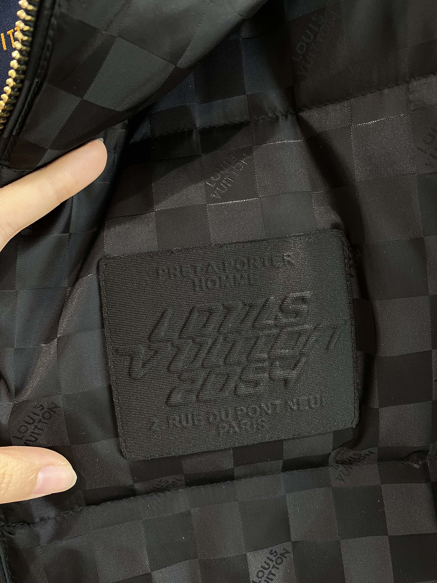 LV2024秋冬新款羽绒服原版1:1订制五金配件全进口原版定制欢迎专柜对比绝对的高品质采用顶级90白鹅绒