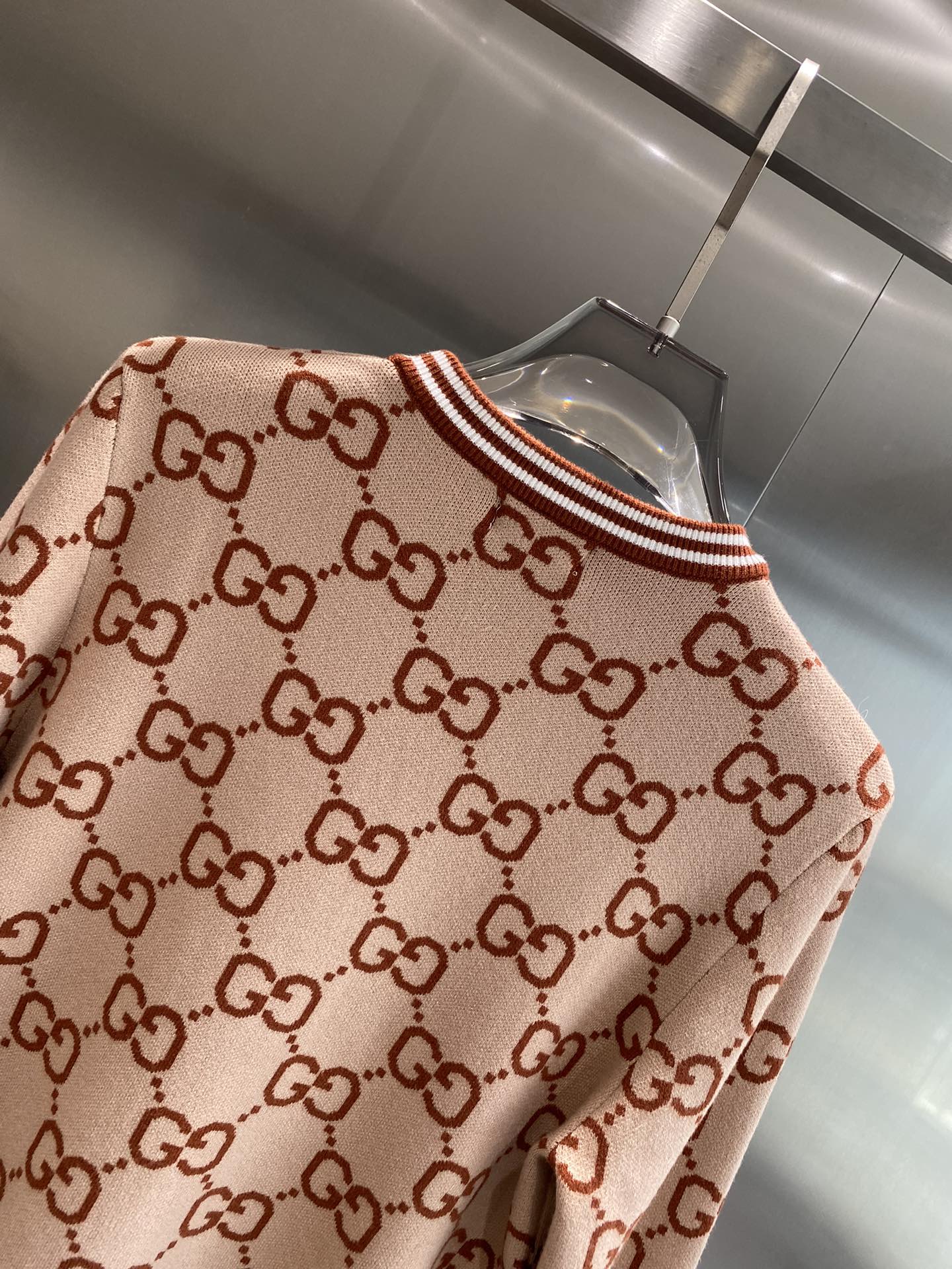 《𝙉𝙚𝙬🤍🖤古家》

🆕 秋冬新品 都市风十足 经典简约大气图案设计针织毛衣。 采用进口 柔软细腻 非常