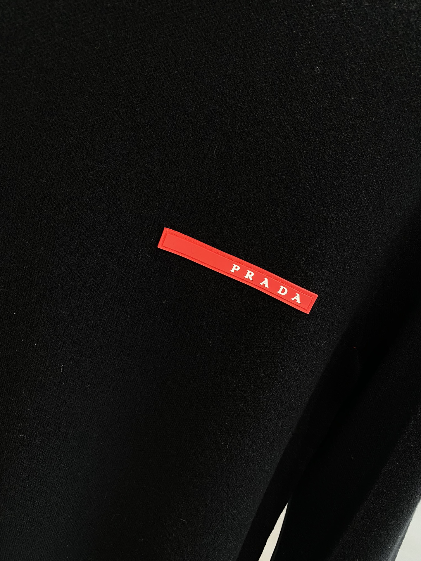 《𝙉𝙚𝙬🤍🖤普家》

🆕 秋冬新品 都市风十足 经典简约大气图案设计针织毛衣。 采用进口 柔软细腻 非常