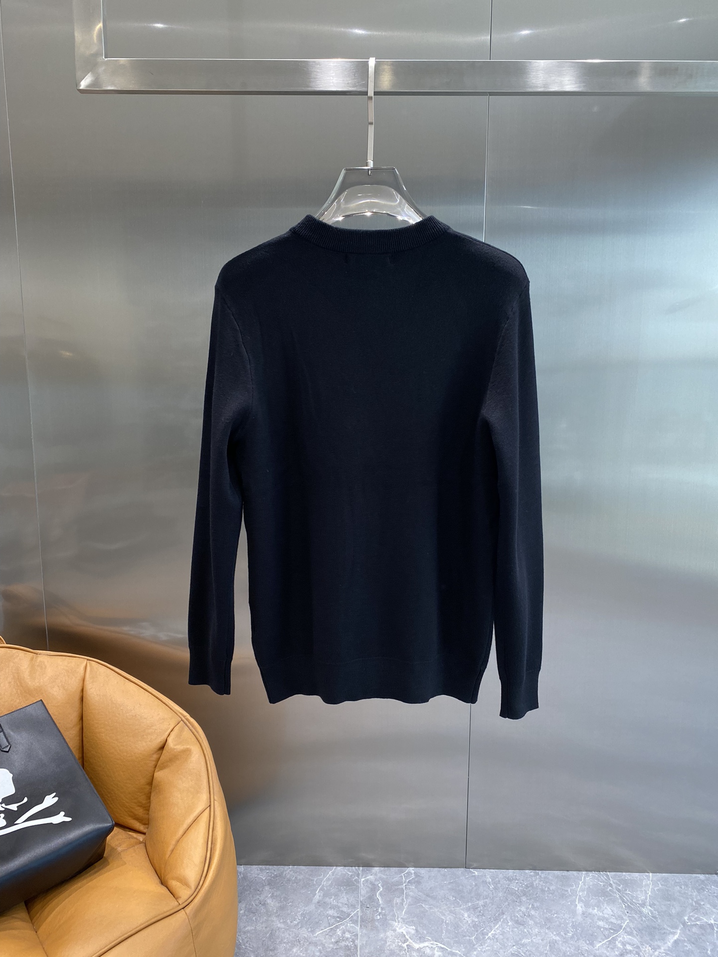 《𝙉𝙚𝙬🤍🖤普家》

🆕 秋冬新品 都市风十足 经典简约大气图案设计针织毛衣。 采用进口 柔软细腻 非常