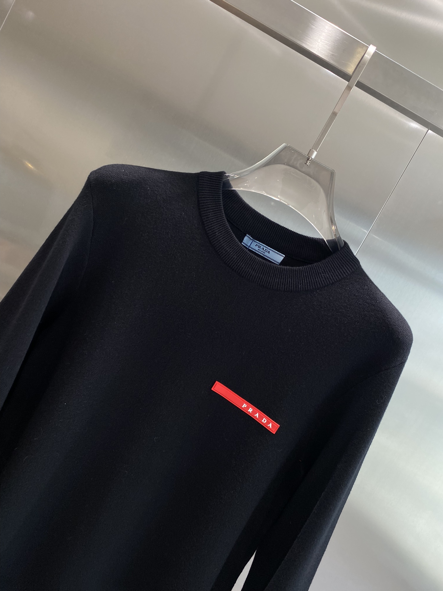 《𝙉𝙚𝙬🤍🖤普家》

🆕 秋冬新品 都市风十足 经典简约大气图案设计针织毛衣。 采用进口 柔软细腻 非常