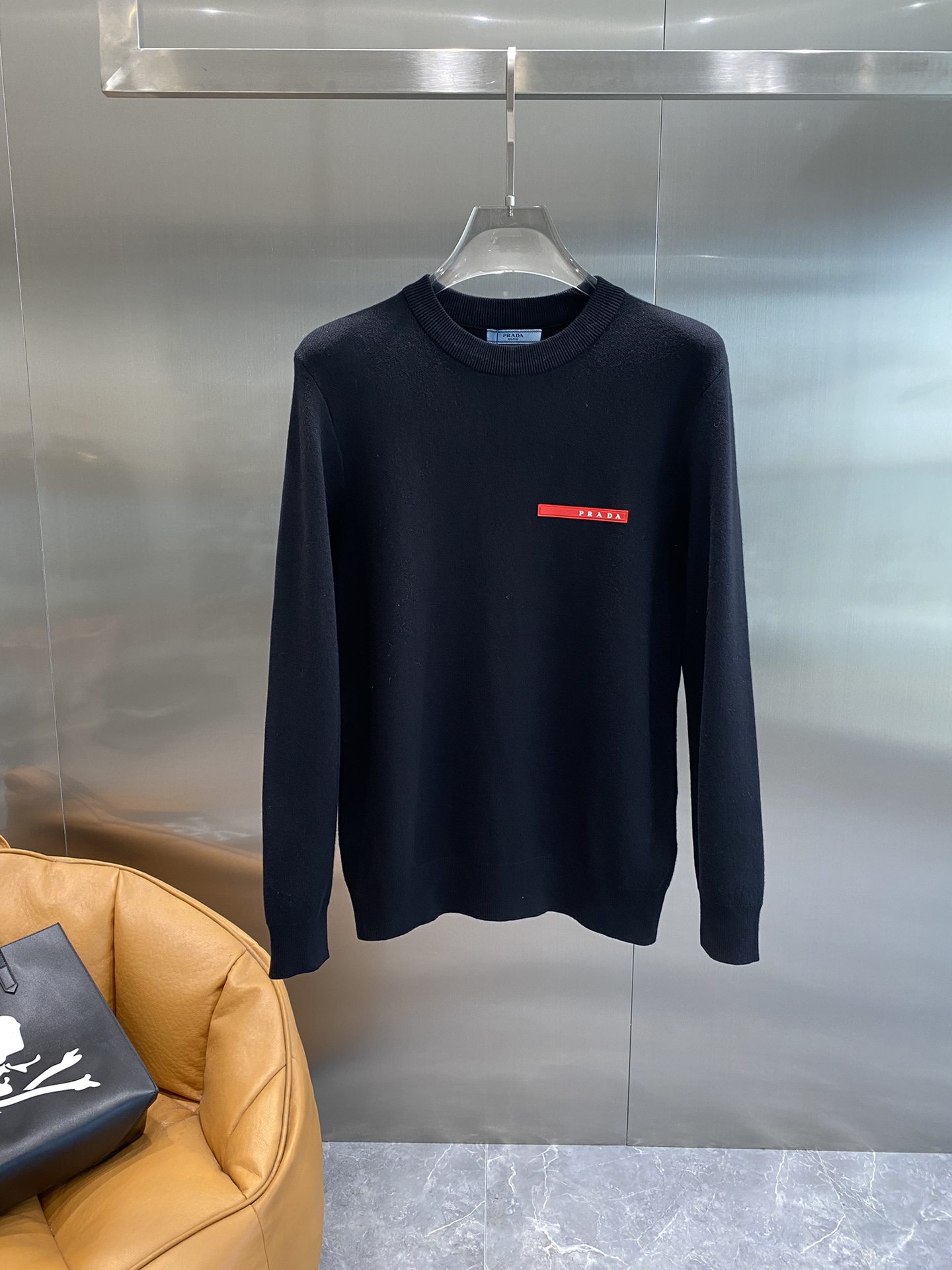 《𝙉𝙚𝙬🤍🖤普家》

🆕 秋冬新品 都市风十足 经典简约大气图案设计针织毛衣。 采用进口 柔软细腻 非常