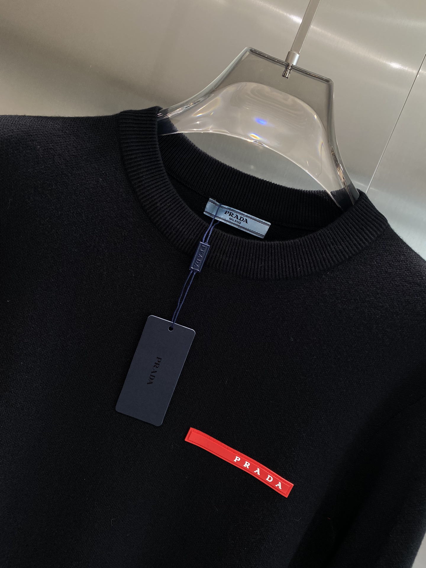 《𝙉𝙚𝙬🤍🖤普家》

🆕 秋冬新品 都市风十足 经典简约大气图案设计针织毛衣。 采用进口 柔软细腻 非常