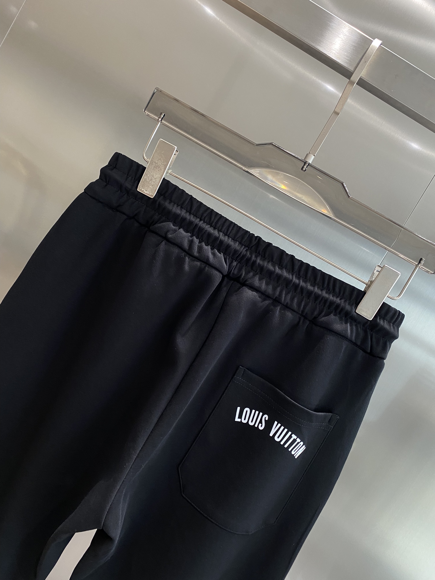 《𝙉𝙚𝙬🤍🖤驴家》

专柜新品同步上市。原单订制高品质时尚休闲裤。超级百搭款。独家定制面料，手感细腻柔软
