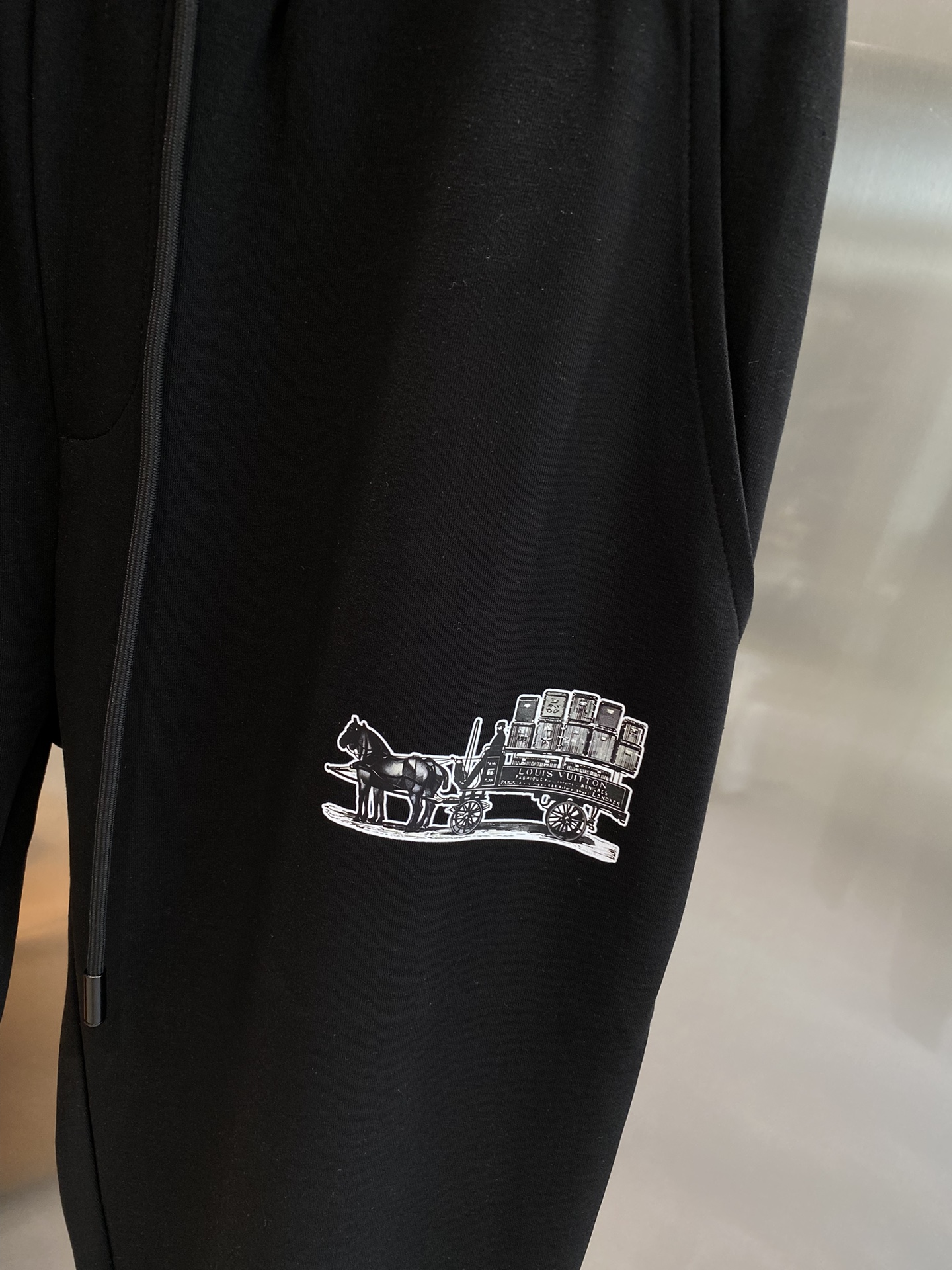 《𝙉𝙚𝙬🤍🖤驴家》

专柜新品同步上市。原单订制高品质时尚休闲裤。超级百搭款。独家定制面料，手感细腻柔软