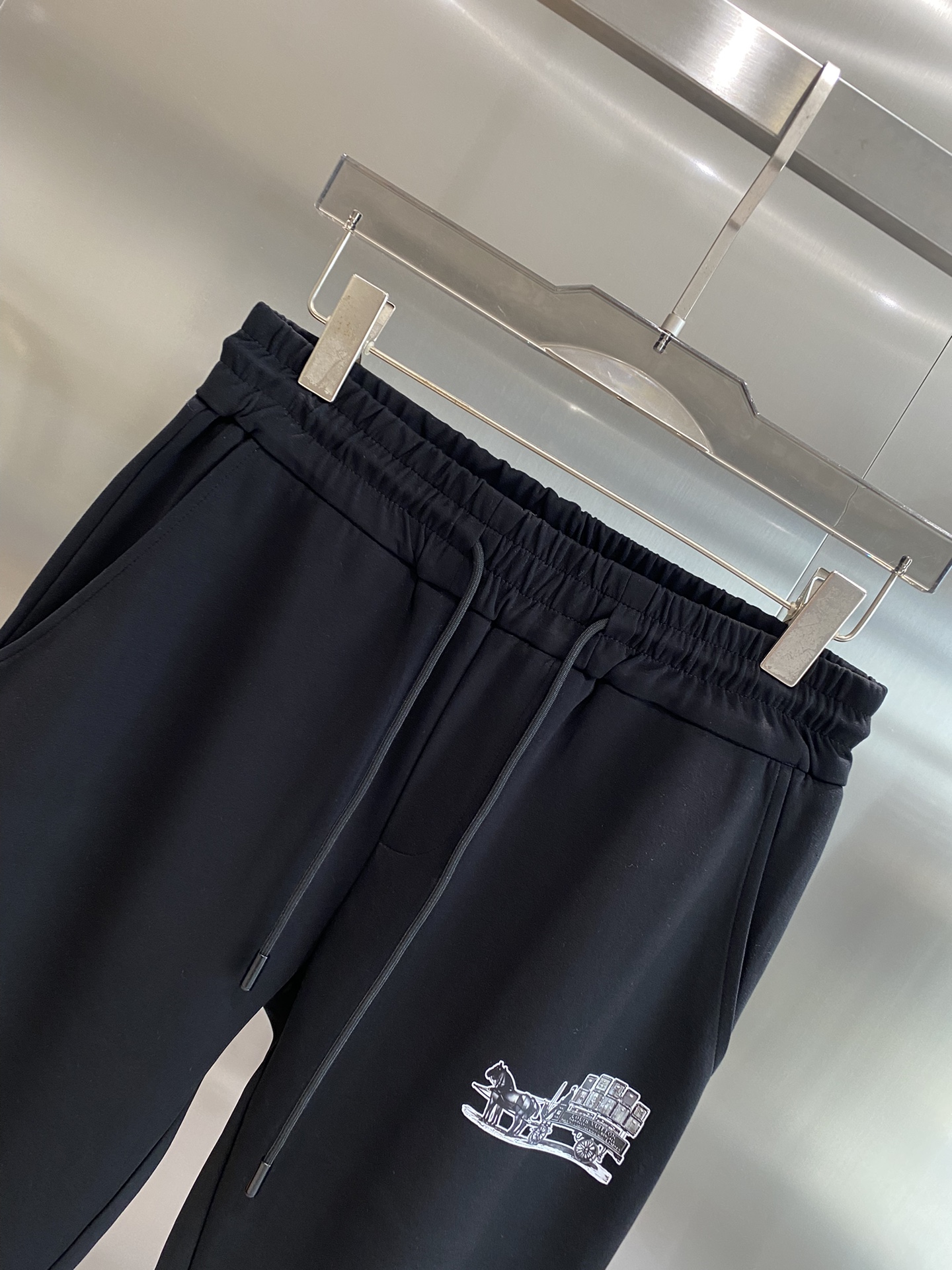 《𝙉𝙚𝙬🤍🖤驴家》

专柜新品同步上市。原单订制高品质时尚休闲裤。超级百搭款。独家定制面料，手感细腻柔软