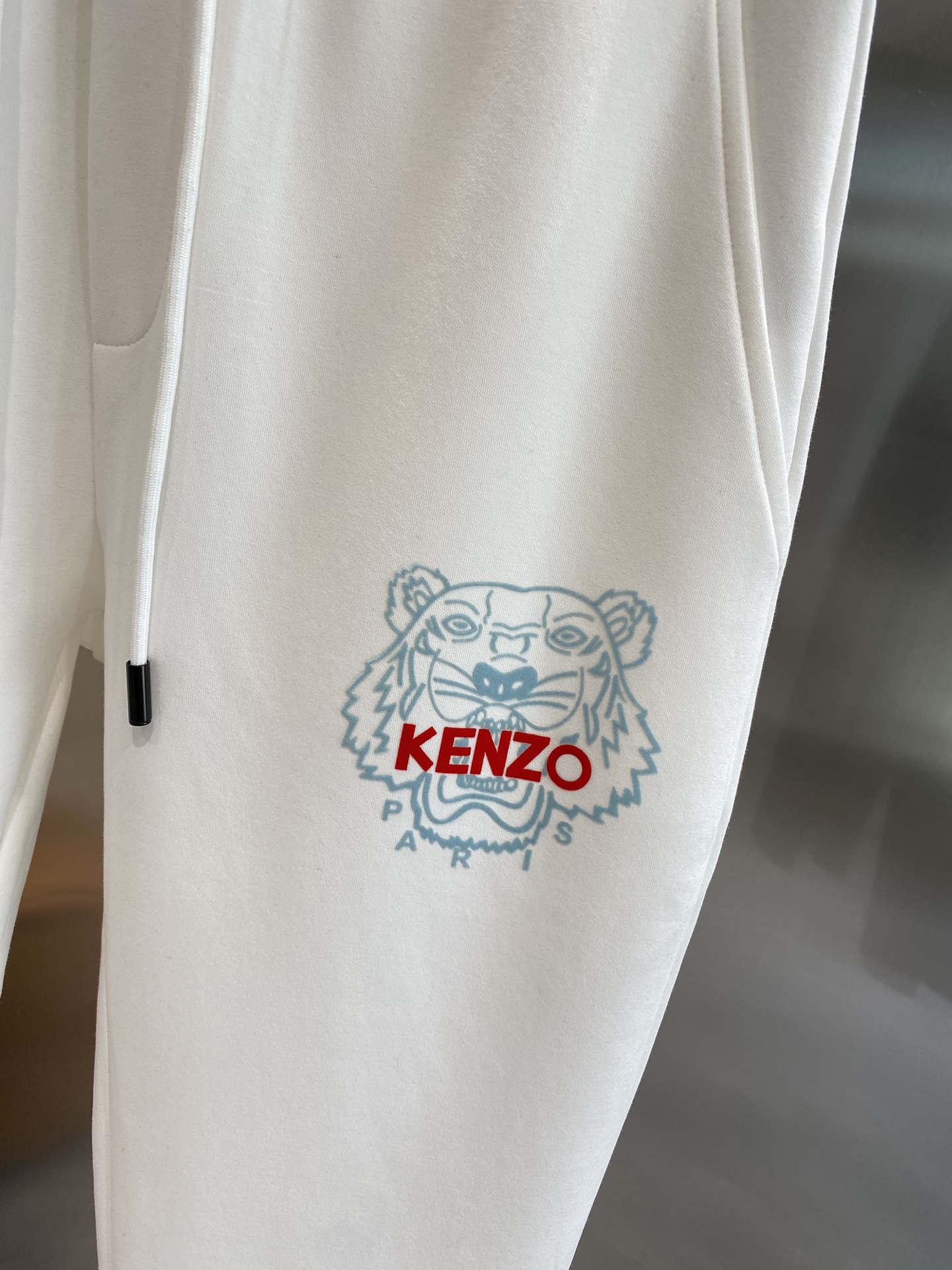 《𝙉𝙚𝙬🤍🖤KENZO家》

高端定制 24fw秋冬新款休闲裤精心设计、兼具舒适性和精致感的专属和系列，