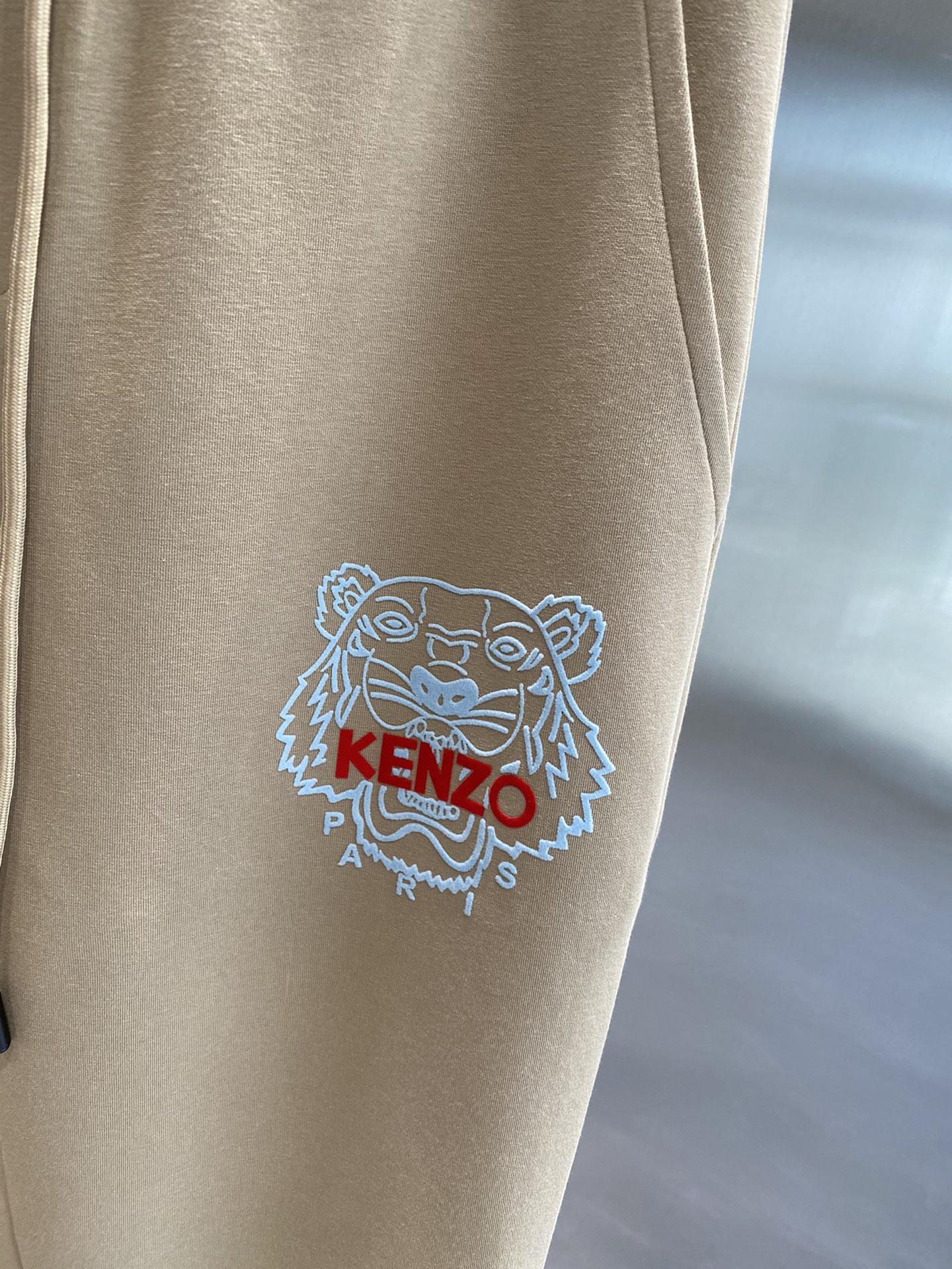 《𝙉𝙚𝙬🤍🖤KENZO家》

高端定制 24fw秋冬新款休闲裤精心设计、兼具舒适性和精致感的专属和系列，
