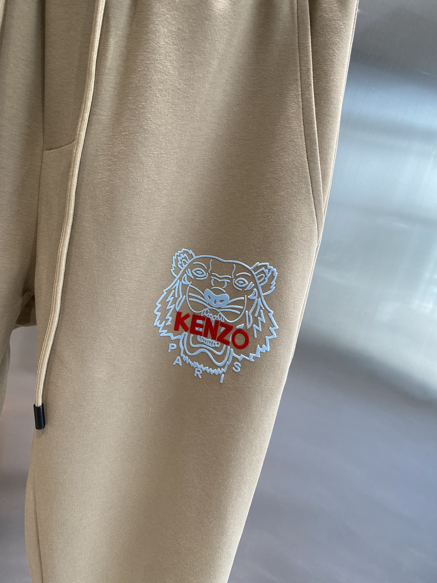 《𝙉𝙚𝙬🤍🖤KENZO家》

高端定制 24fw秋冬新款休闲裤精心设计、兼具舒适性和精致感的专属和系列，