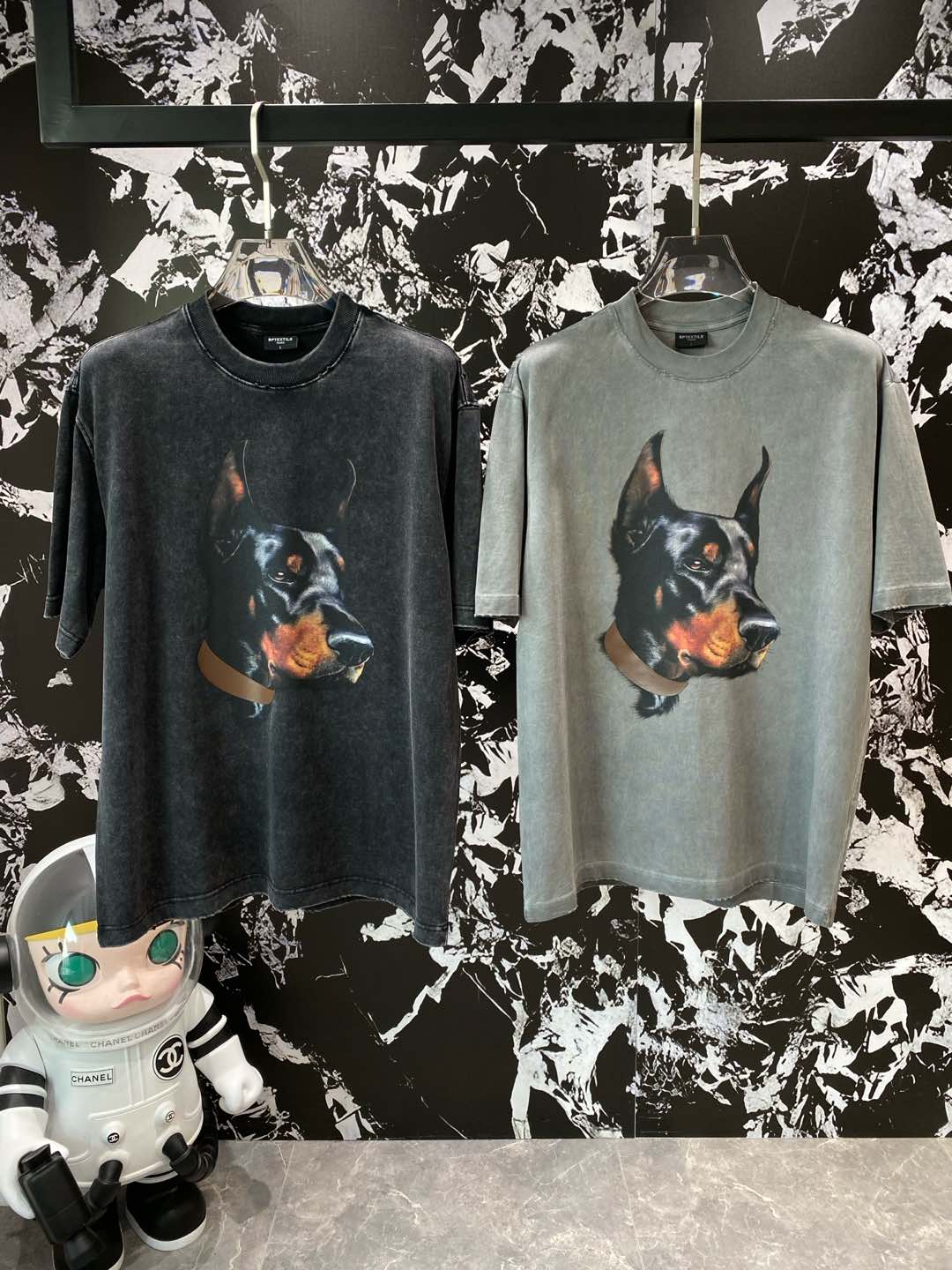《𝙉𝙚𝙬🤍🖤 纪梵家》
酷帅杜宾犬T恤，街头潮流新宠 深灰色调，带着复古做旧感。
正面超逼真的杜宾犬图案