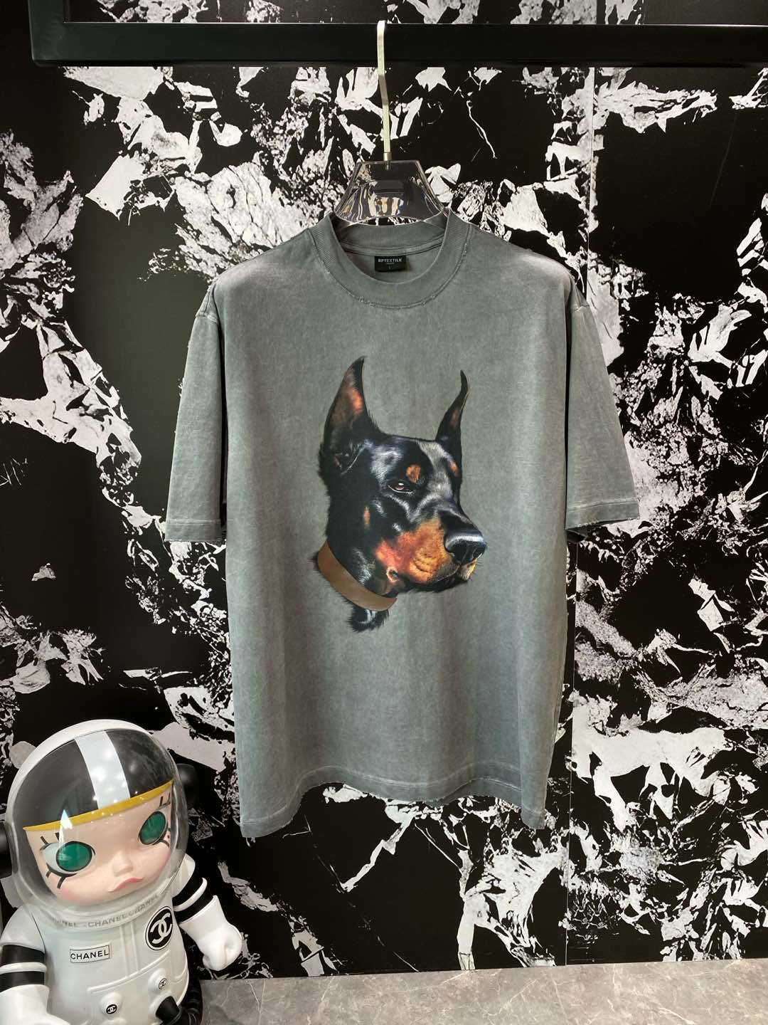 《𝙉𝙚𝙬🤍🖤 纪梵家》
酷帅杜宾犬T恤，街头潮流新宠 深灰色调，带着复古做旧感。
正面超逼真的杜宾犬图案
