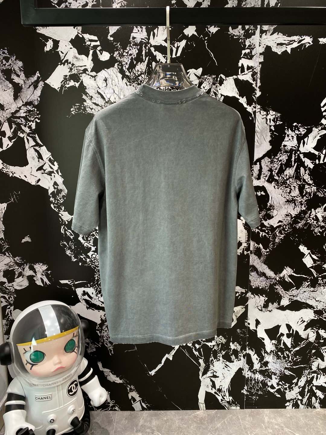 《𝙉𝙚𝙬🤍🖤 纪梵家》
酷帅杜宾犬T恤，街头潮流新宠 深灰色调，带着复古做旧感。
正面超逼真的杜宾犬图案