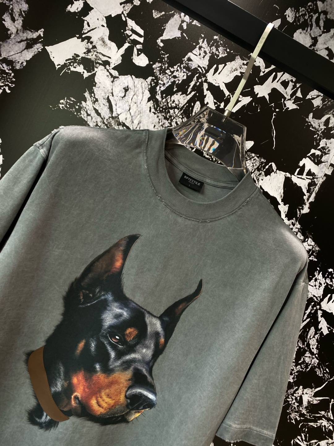《𝙉𝙚𝙬🤍🖤 纪梵家》
酷帅杜宾犬T恤，街头潮流新宠 深灰色调，带着复古做旧感。
正面超逼真的杜宾犬图案