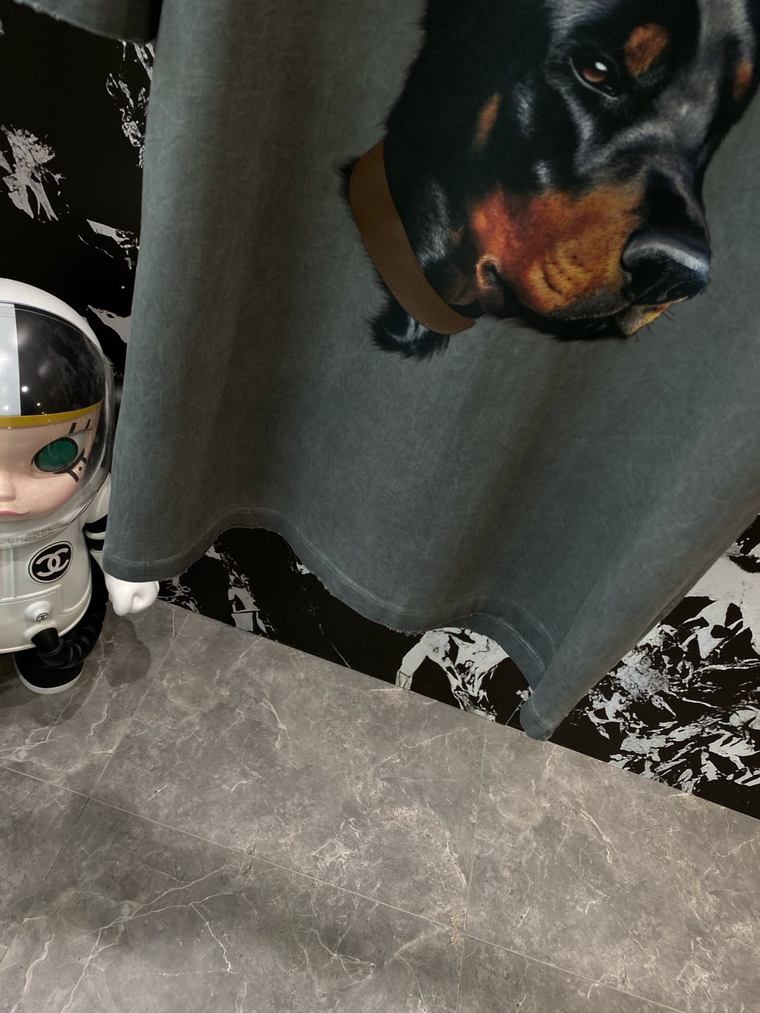 《𝙉𝙚𝙬🤍🖤 纪梵家》
酷帅杜宾犬T恤，街头潮流新宠 深灰色调，带着复古做旧感。
正面超逼真的杜宾犬图案