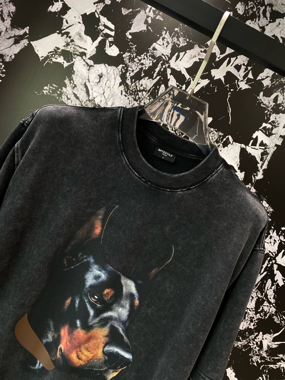 《𝙉𝙚𝙬🤍🖤 纪梵家》
酷帅杜宾犬T恤，街头潮流新宠 深灰色调，带着复古做旧感。
正面超逼真的杜宾犬图案