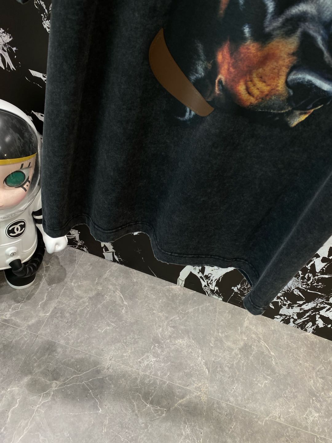 《𝙉𝙚𝙬🤍🖤 纪梵家》
酷帅杜宾犬T恤，街头潮流新宠 深灰色调，带着复古做旧感。
正面超逼真的杜宾犬图案
