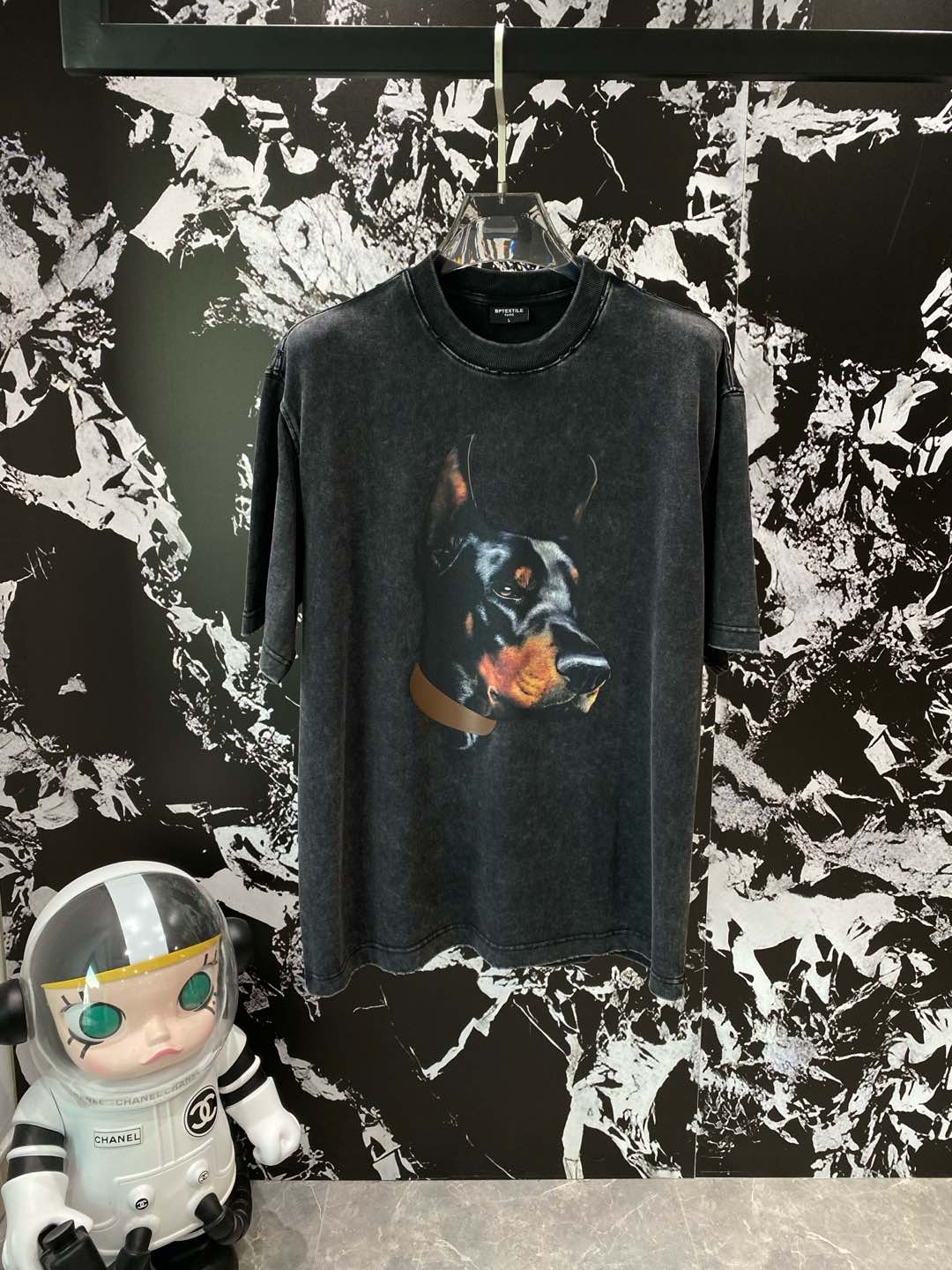 《𝙉𝙚𝙬🤍🖤 纪梵家》
酷帅杜宾犬T恤，街头潮流新宠 深灰色调，带着复古做旧感。
正面超逼真的杜宾犬图案