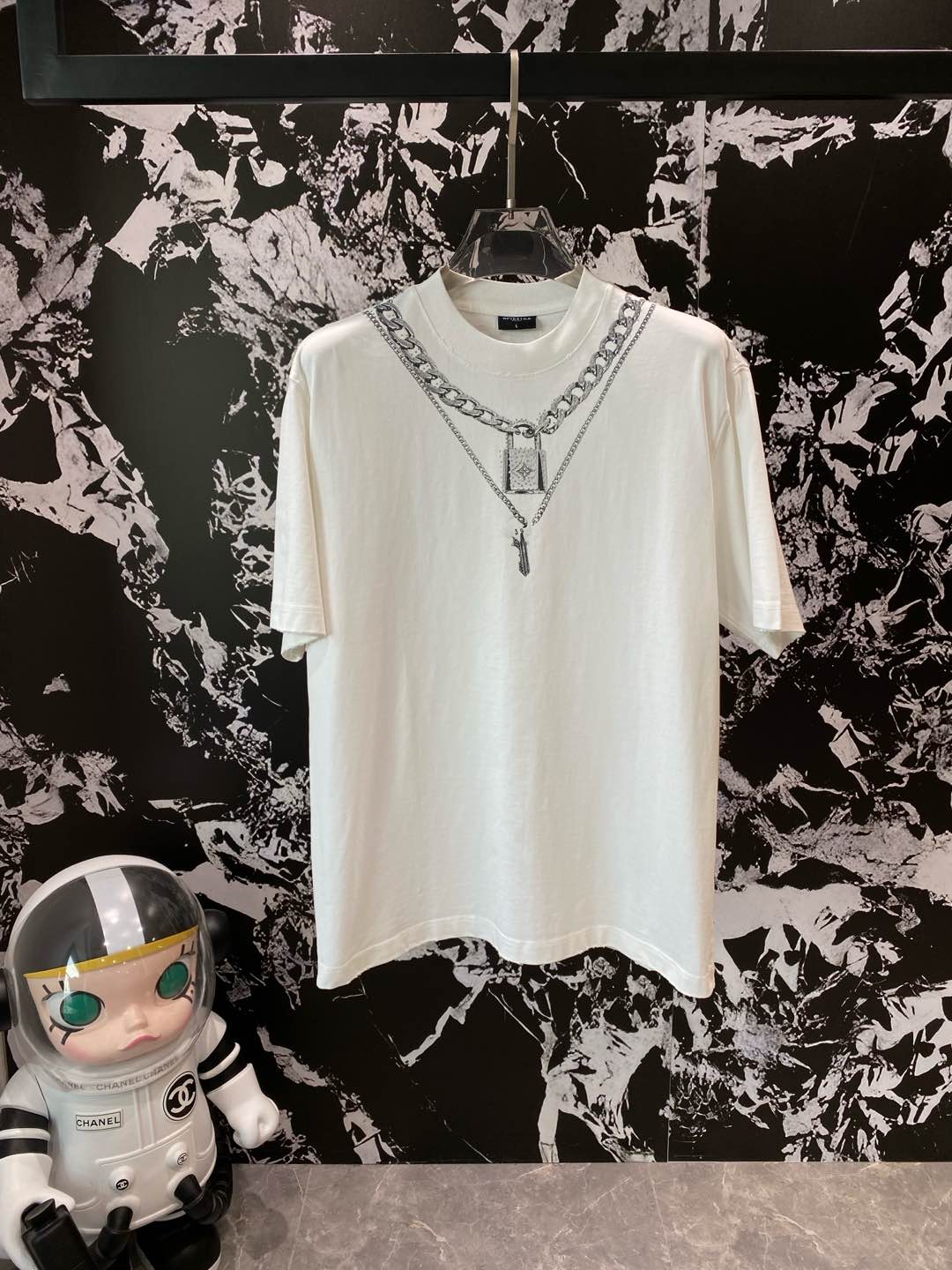 《𝙉𝙚𝙬🤍🖤 驴家》
LV风链条T恤，简约中的高级感 领口处的链条图案设计太吸睛啦，金属质感的链条搭配精