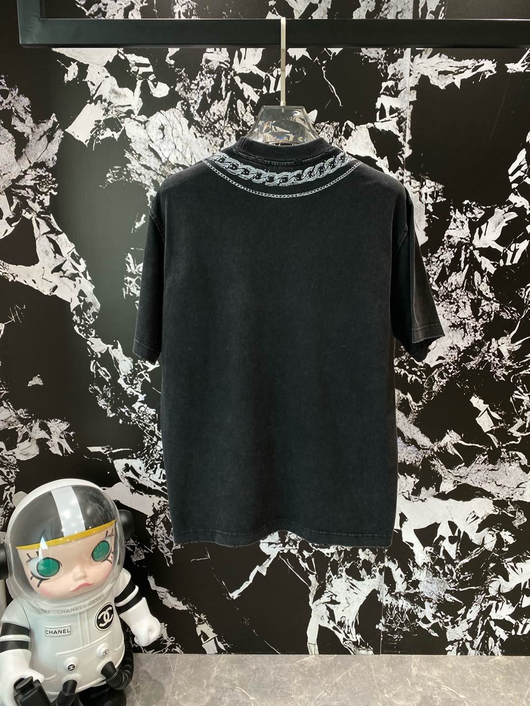 《𝙉𝙚𝙬🤍🖤 驴家》
LV风链条T恤，简约中的高级感 领口处的链条图案设计太吸睛啦，金属质感的链条搭配精