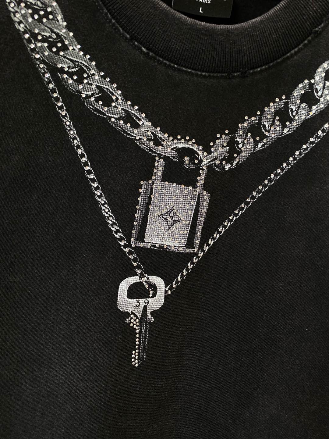 《𝙉𝙚𝙬🤍🖤 驴家》
LV风链条T恤，简约中的高级感 领口处的链条图案设计太吸睛啦，金属质感的链条搭配精