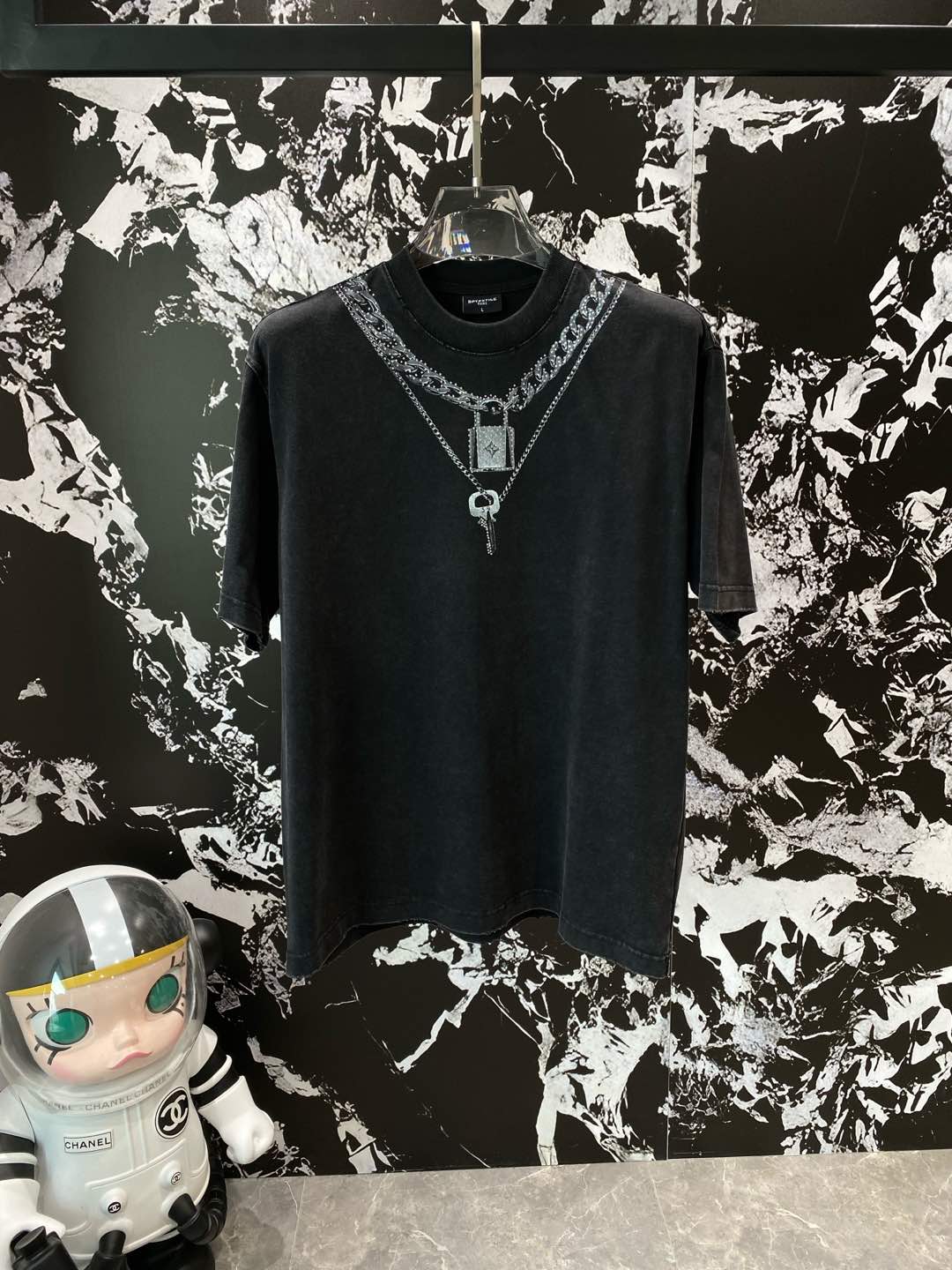 《𝙉𝙚𝙬🤍🖤 驴家》
LV风链条T恤，简约中的高级感 领口处的链条图案设计太吸睛啦，金属质感的链条搭配精