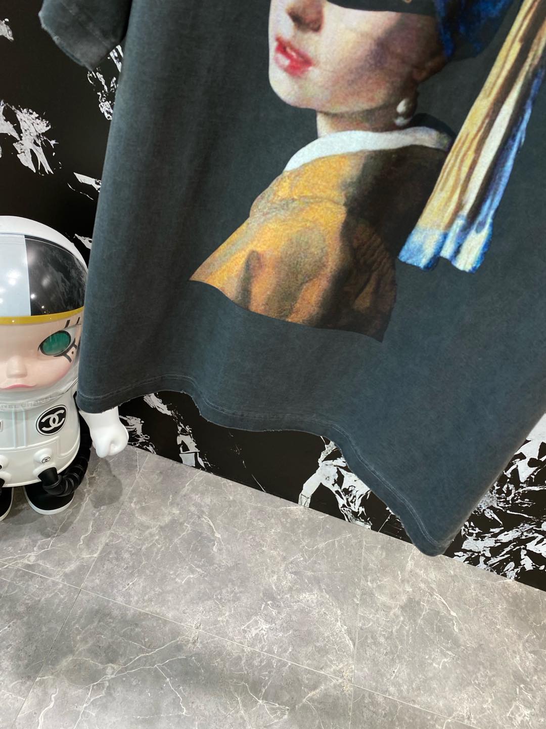 《𝙉𝙚𝙬🤍🖤 巴黎家》
巴黎世家艺术与潮流的梦幻联动T恤
经典的戴珍珠耳环的少女形象被重新演绎，俏皮地戴