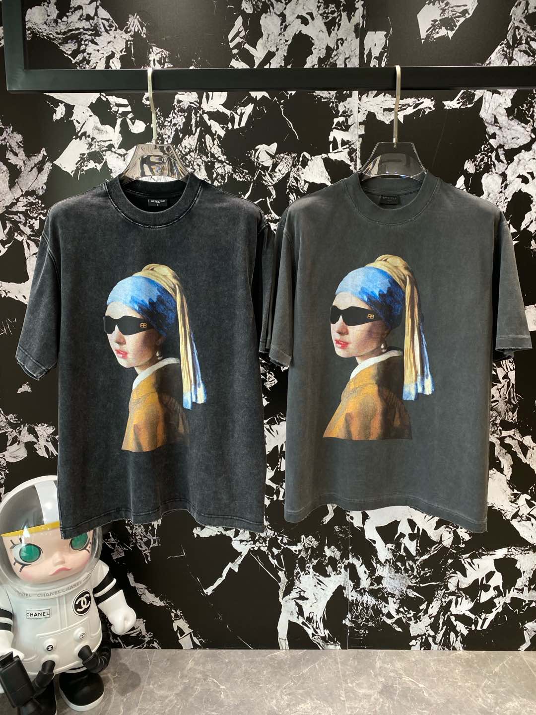 《𝙉𝙚𝙬🤍🖤 巴黎家》
巴黎世家艺术与潮流的梦幻联动T恤
经典的戴珍珠耳环的少女形象被重新演绎，俏皮地戴