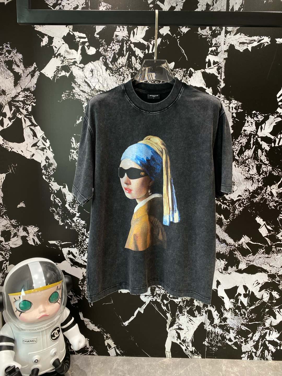 《𝙉𝙚𝙬🤍🖤 巴黎家》
巴黎世家艺术与潮流的梦幻联动T恤
经典的戴珍珠耳环的少女形象被重新演绎，俏皮地戴