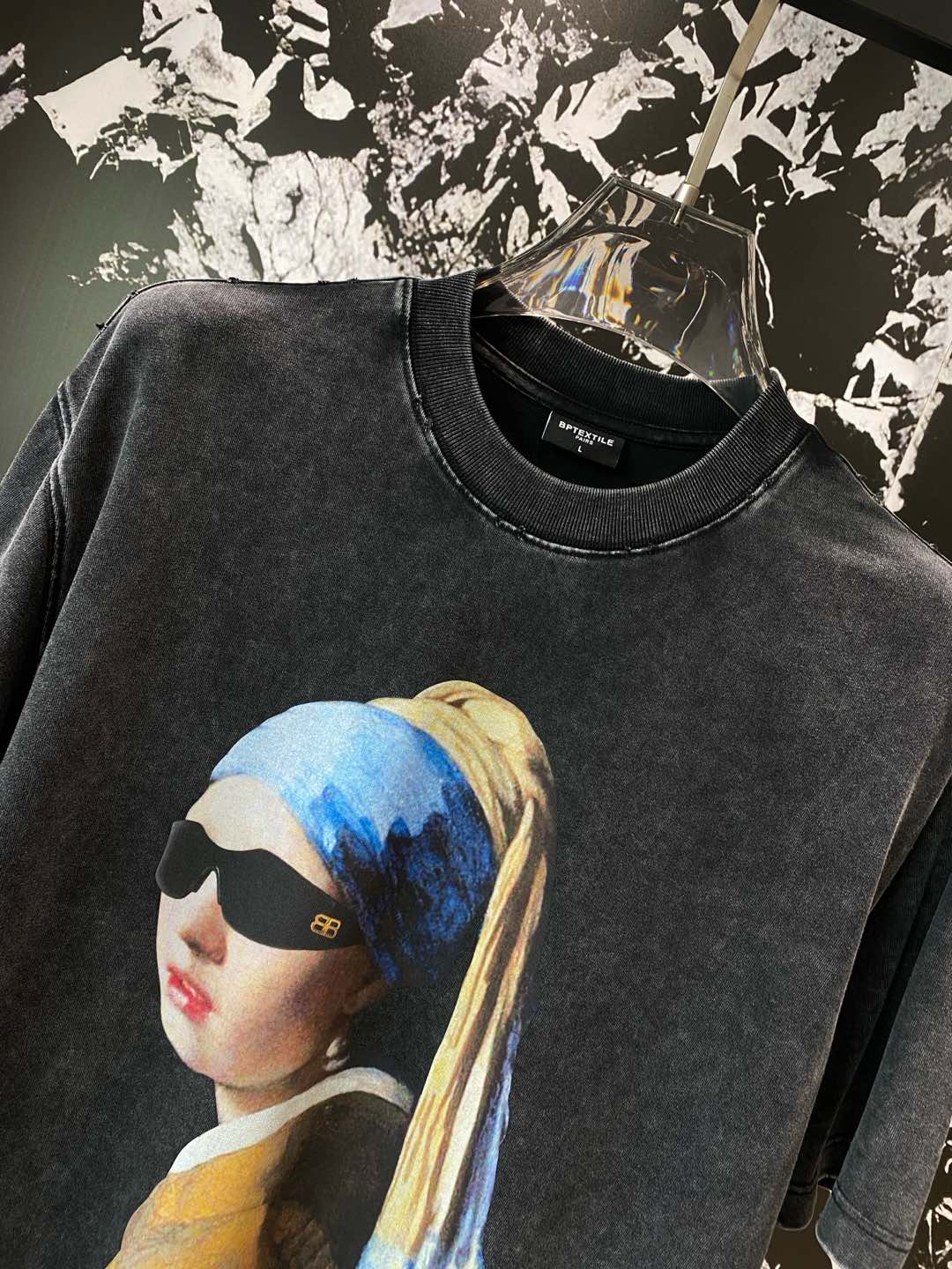 《𝙉𝙚𝙬🤍🖤 巴黎家》
巴黎世家艺术与潮流的梦幻联动T恤
经典的戴珍珠耳环的少女形象被重新演绎，俏皮地戴