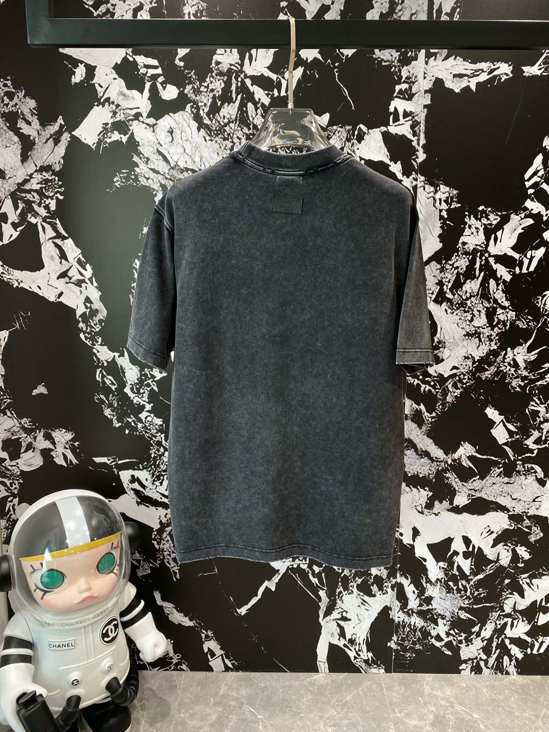 《𝙉𝙚𝙬🤍🖤 巴黎家》
巴黎世家艺术与潮流的梦幻联动T恤
经典的戴珍珠耳环的少女形象被重新演绎，俏皮地戴