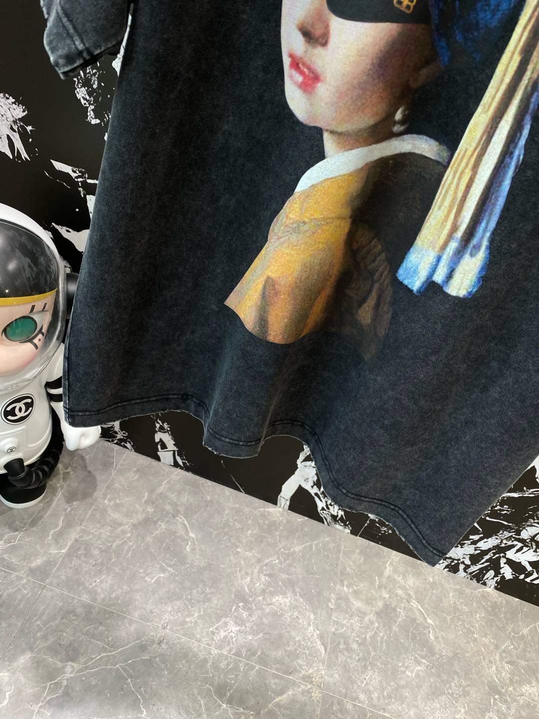 《𝙉𝙚𝙬🤍🖤 巴黎家》
巴黎世家艺术与潮流的梦幻联动T恤
经典的戴珍珠耳环的少女形象被重新演绎，俏皮地戴