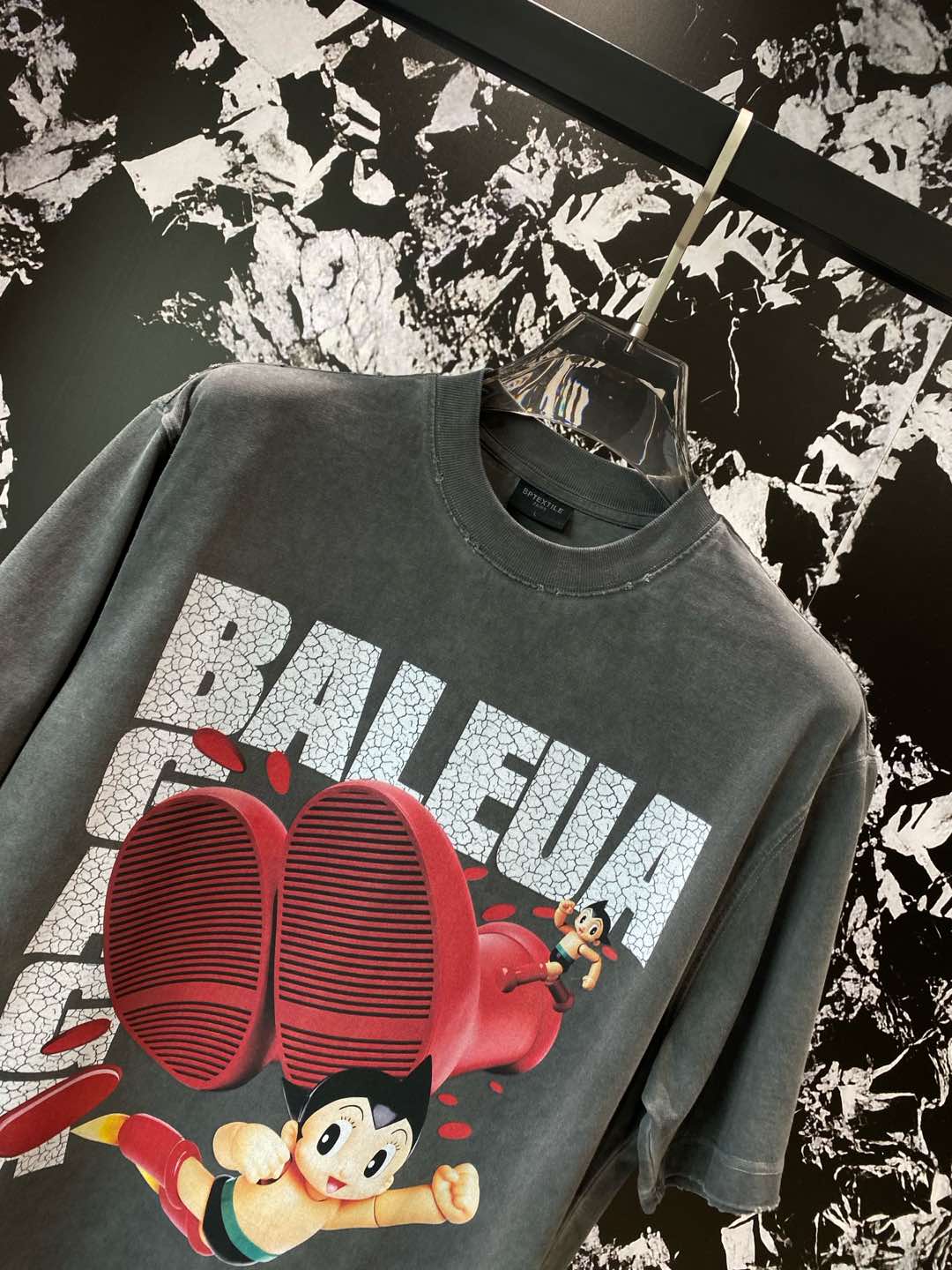 《𝙉𝙚𝙬🤍🖤 巴黎家》
Balenciaga联名T恤，复古与潮流的奇妙碰撞
经典的“BALENCIAGA
