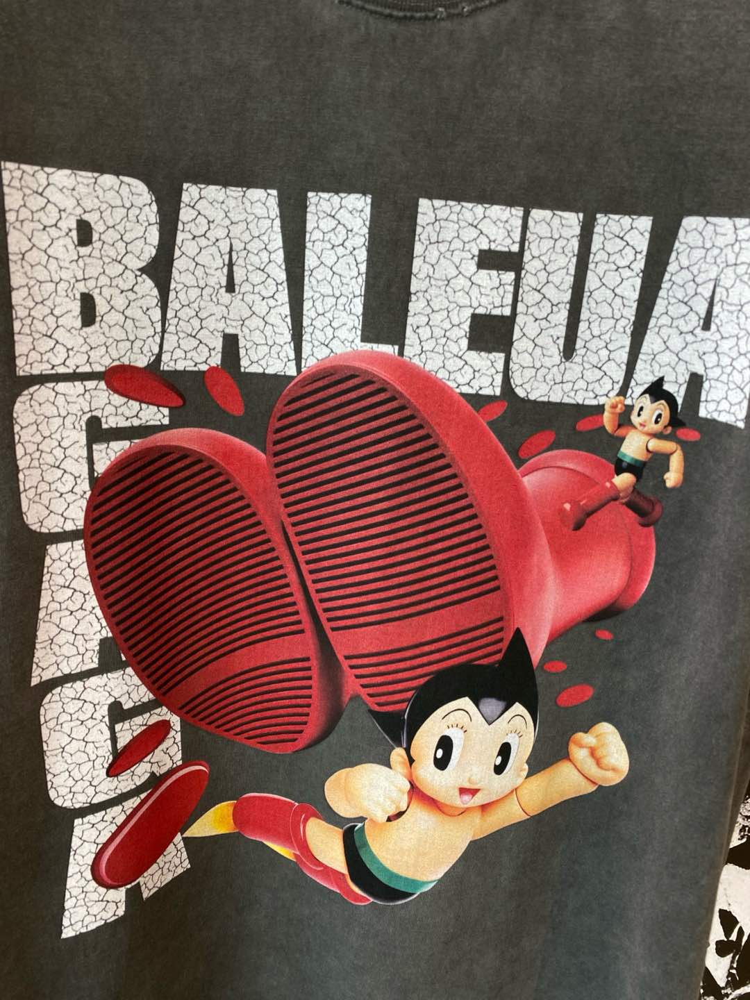 《𝙉𝙚𝙬🤍🖤 巴黎家》
Balenciaga联名T恤，复古与潮流的奇妙碰撞
经典的“BALENCIAGA