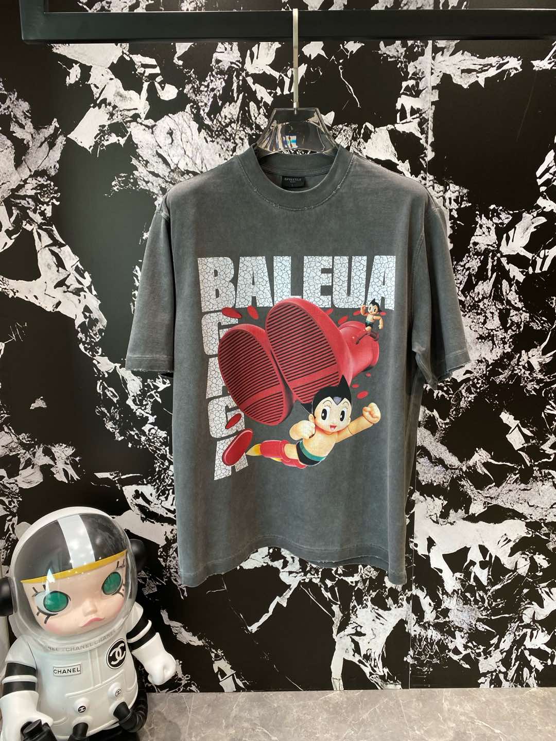 《𝙉𝙚𝙬🤍🖤 巴黎家》
Balenciaga联名T恤，复古与潮流的奇妙碰撞
经典的“BALENCIAGA