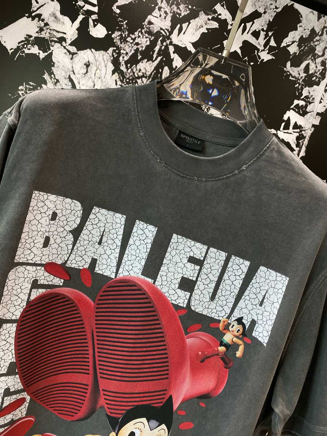 《𝙉𝙚𝙬🤍🖤 巴黎家》
Balenciaga联名T恤，复古与潮流的奇妙碰撞
经典的“BALENCIAGA