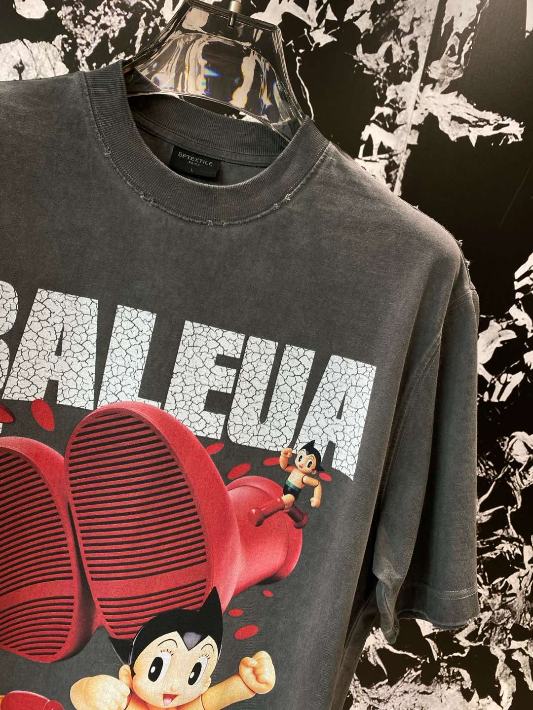 《𝙉𝙚𝙬🤍🖤 巴黎家》
Balenciaga联名T恤，复古与潮流的奇妙碰撞
经典的“BALENCIAGA