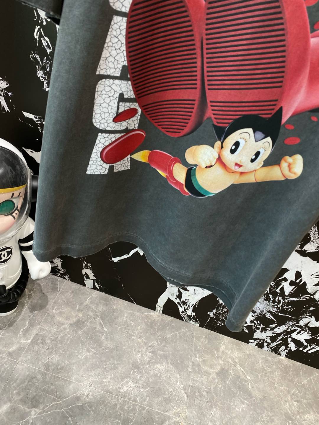 《𝙉𝙚𝙬🤍🖤 巴黎家》
Balenciaga联名T恤，复古与潮流的奇妙碰撞
经典的“BALENCIAGA