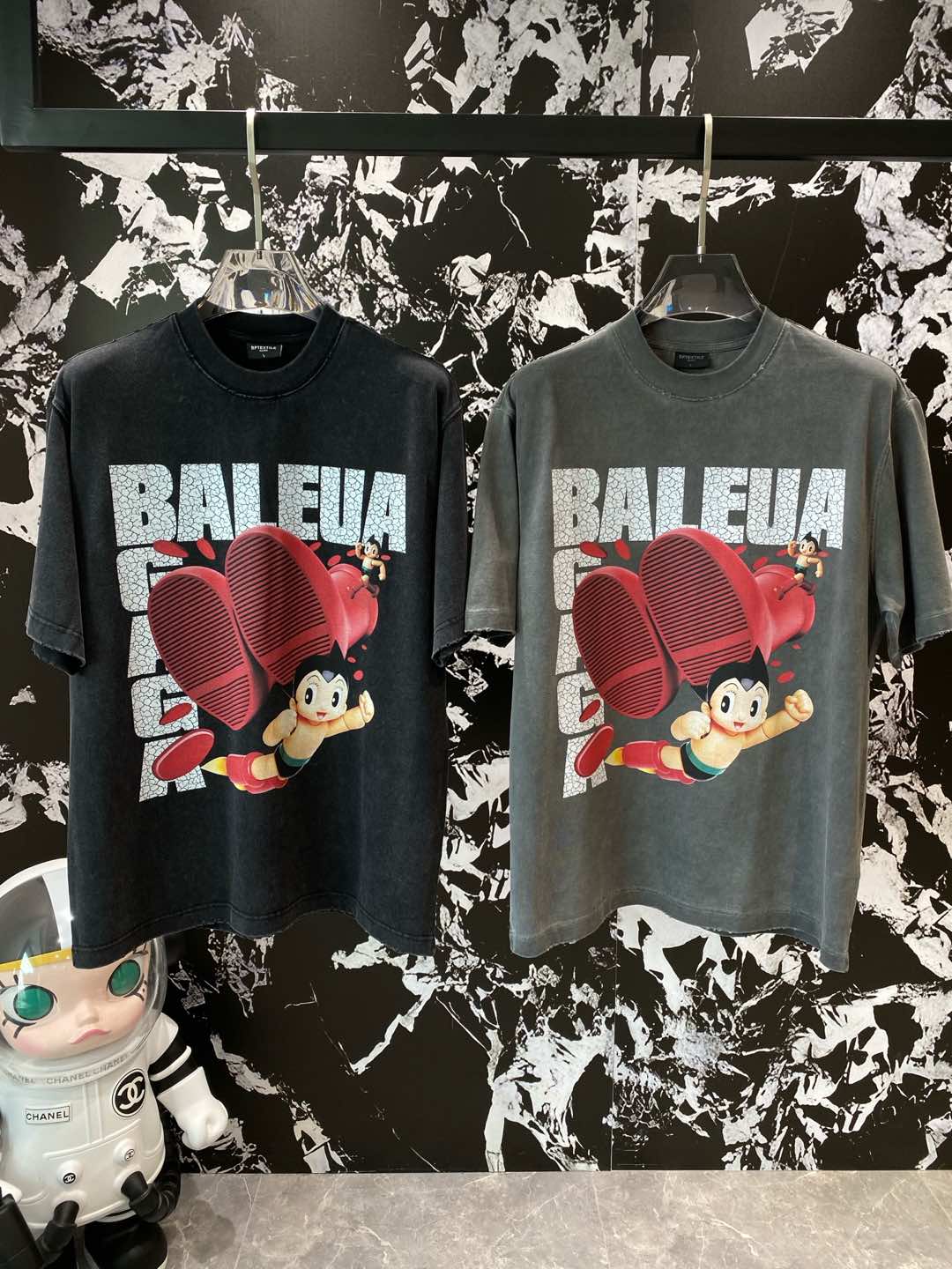 《𝙉𝙚𝙬🤍🖤 巴黎家》
Balenciaga联名T恤，复古与潮流的奇妙碰撞
经典的“BALENCIAGA