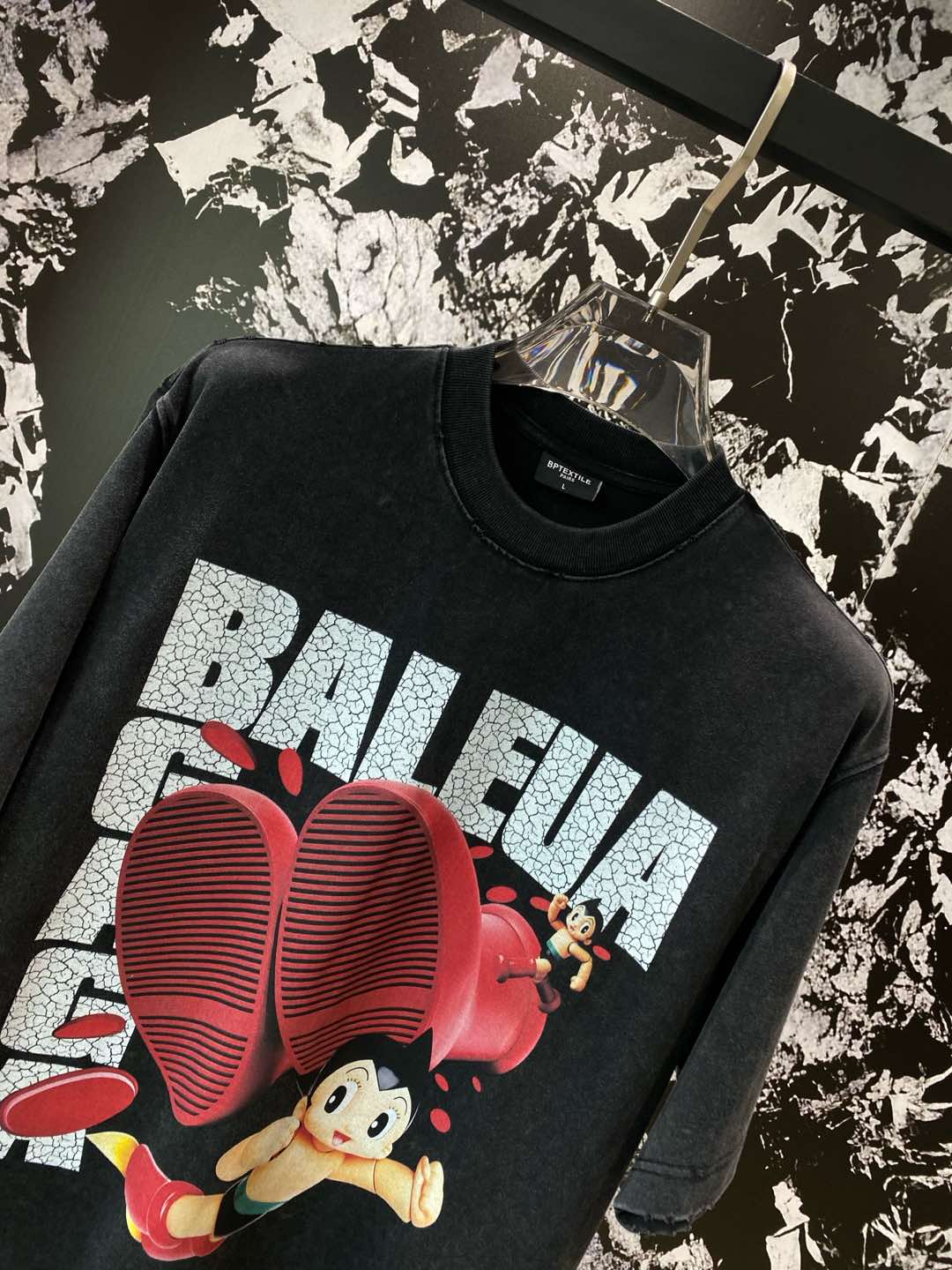 《𝙉𝙚𝙬🤍🖤 巴黎家》
Balenciaga联名T恤，复古与潮流的奇妙碰撞
经典的“BALENCIAGA