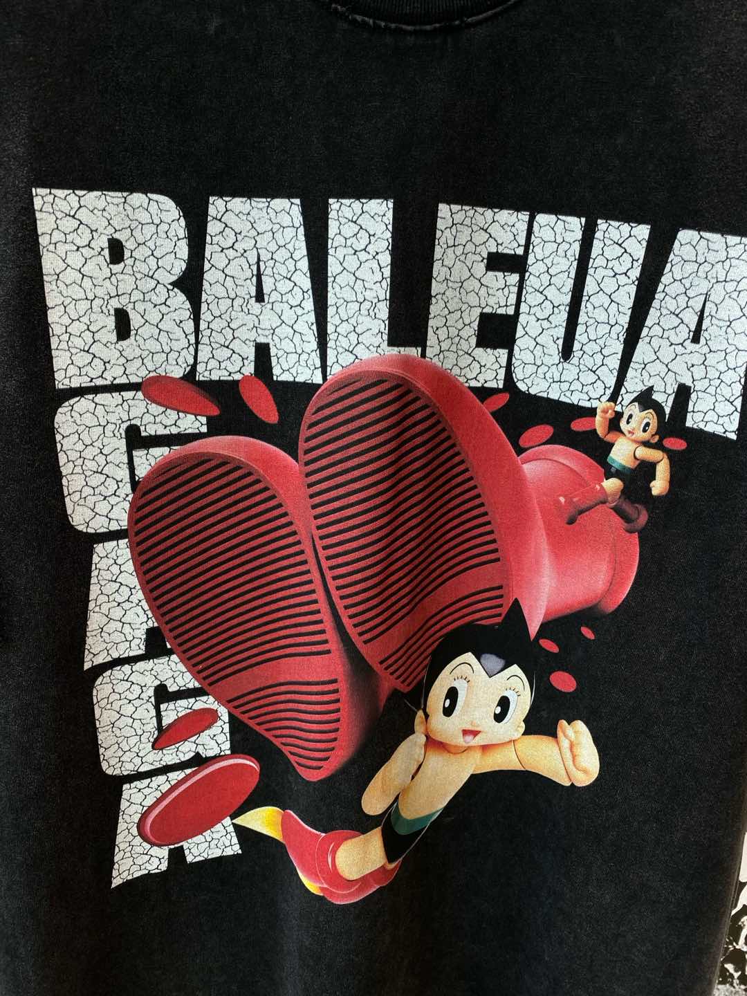 《𝙉𝙚𝙬🤍🖤 巴黎家》
Balenciaga联名T恤，复古与潮流的奇妙碰撞
经典的“BALENCIAGA