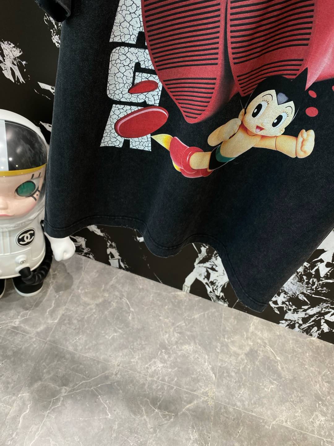 《𝙉𝙚𝙬🤍🖤 巴黎家》
Balenciaga联名T恤，复古与潮流的奇妙碰撞
经典的“BALENCIAGA