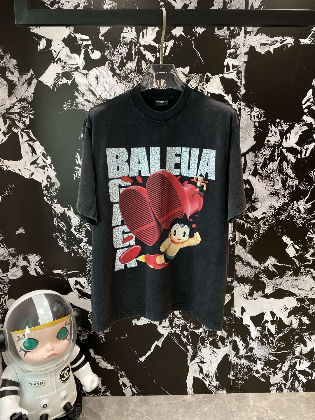 《𝙉𝙚𝙬🤍🖤 巴黎家》
Balenciaga联名T恤，复古与潮流的奇妙碰撞
经典的“BALENCIAGA