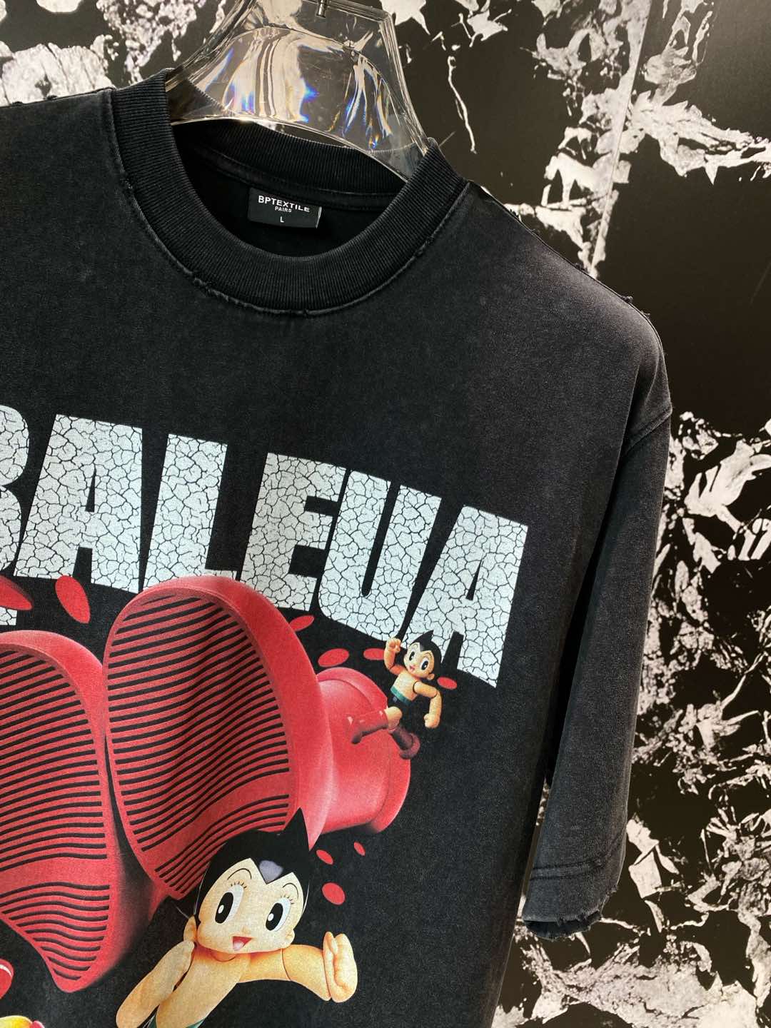 《𝙉𝙚𝙬🤍🖤 巴黎家》
Balenciaga联名T恤，复古与潮流的奇妙碰撞
经典的“BALENCIAGA