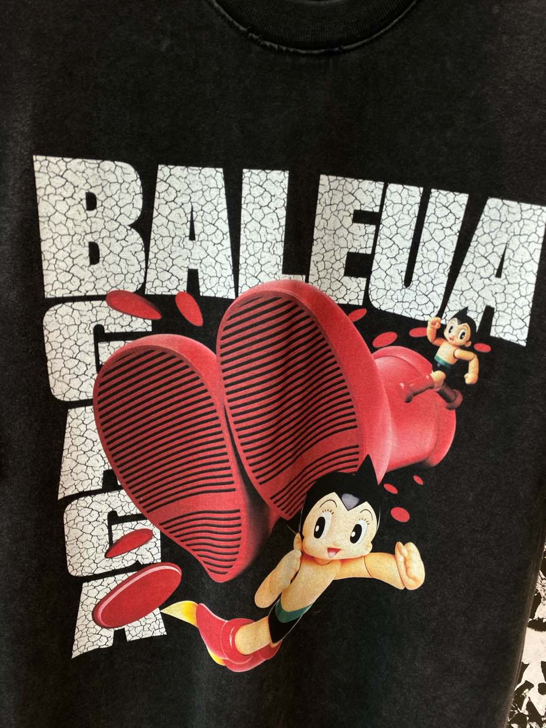 《𝙉𝙚𝙬🤍🖤 巴黎家》
Balenciaga联名T恤，复古与潮流的奇妙碰撞
经典的“BALENCIAGA