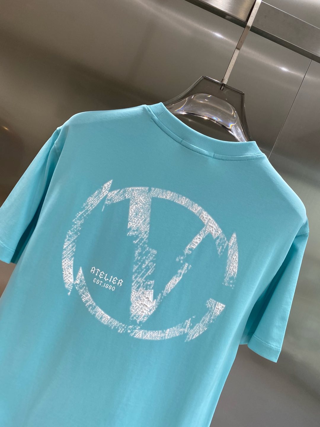 《𝙉𝙚𝙬🤍🖤华伦家》

2025春夏最新款，专柜同步有售，原单狠货，时尚休闲圆领短袖T恤，上身很有特点！