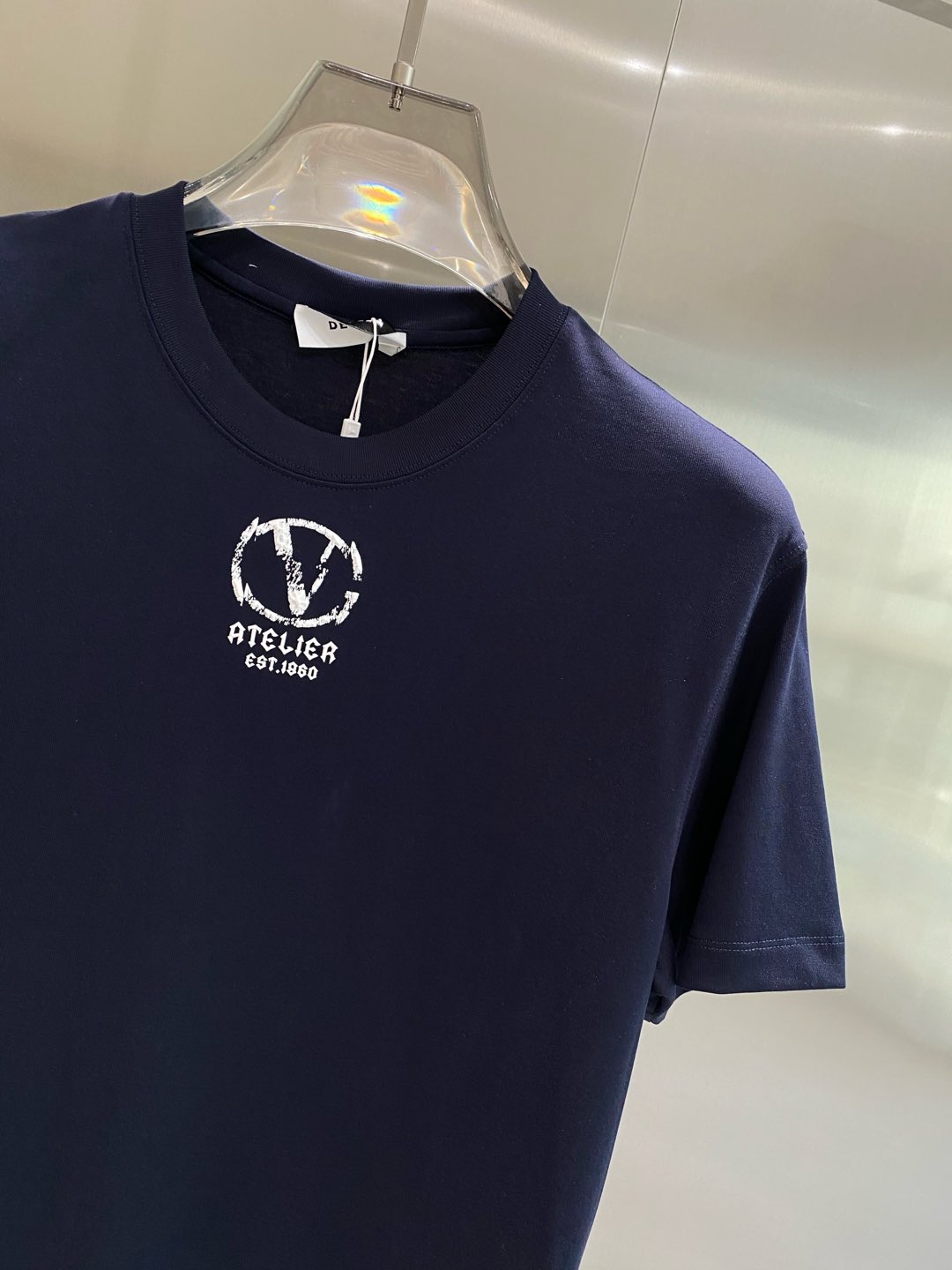 《𝙉𝙚𝙬🤍🖤华伦家》

2025春夏最新款，专柜同步有售，原单狠货，时尚休闲圆领短袖T恤，上身很有特点！